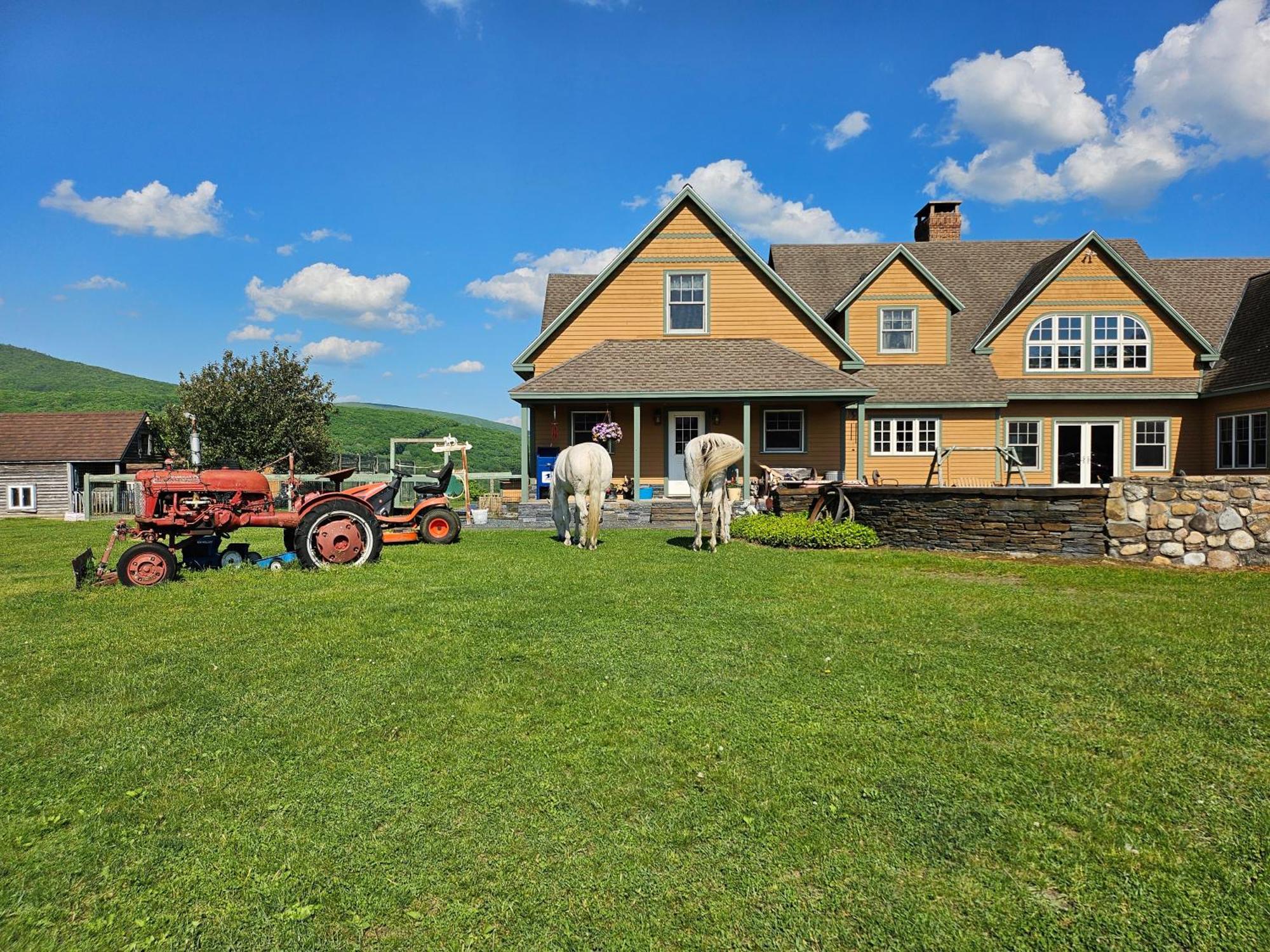 Clover Hill Farm & Country Inn Williamstown Exterior photo